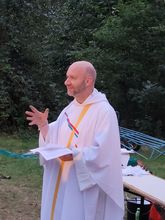 Pastoor Gerben Zweers bij de preek voor Tieners